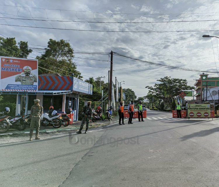Simpang jalan tembus Jalan Bhayangkara dijaga petugas gabungan (SATPOL PP UNTUK BONTANGPOST.ID).