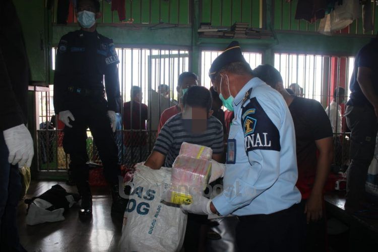 Petugas Lapas lakukan razia di kamar tahanan. (Humas Lapas Bontang).