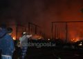 Api dengan cepat membakar seluruh Pasar CItra Mas Loktuan. (Fitri Wahyuningsih/bontangpost.id)