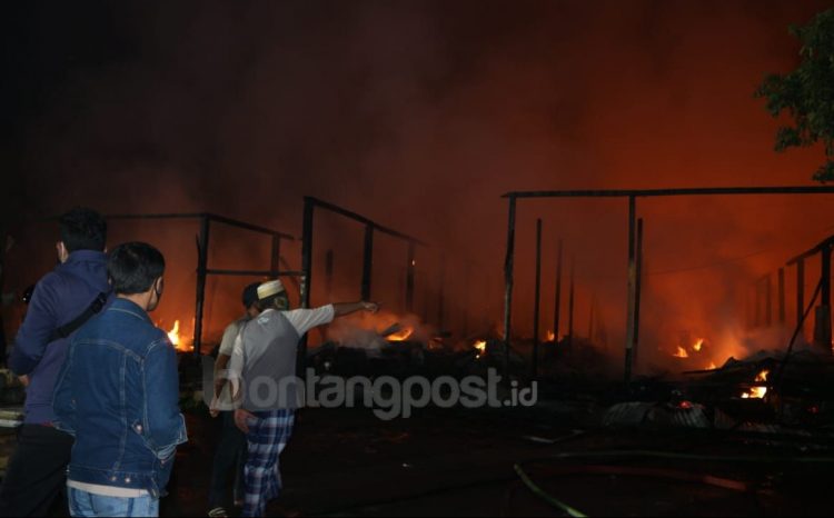 Api dengan cepat membakar seluruh Pasar CItra Mas Loktuan. (Fitri Wahyuningsih/bontangpost.id)