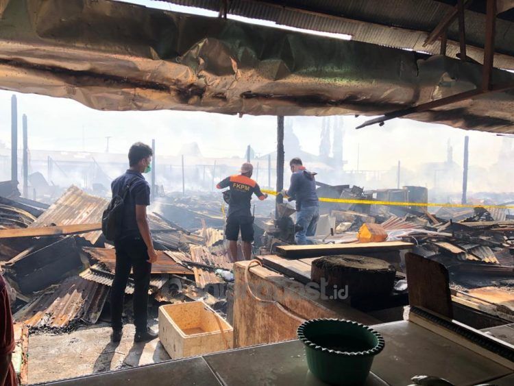 Polisi lakukan penyelidikan di TKP.