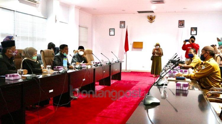 Rapat Dengar Pendapat (RDP) Komisi II DPRD dengan Diskop-UKMP, perihal bantuan bagi pedagang korban kebakaran. (Fitri Wahyuningsih/bontangpost.id)