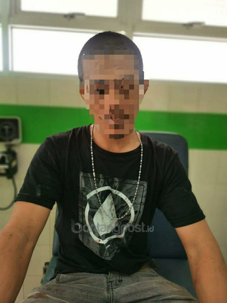 Tersangka ditahan di Polsek Muara Badak.