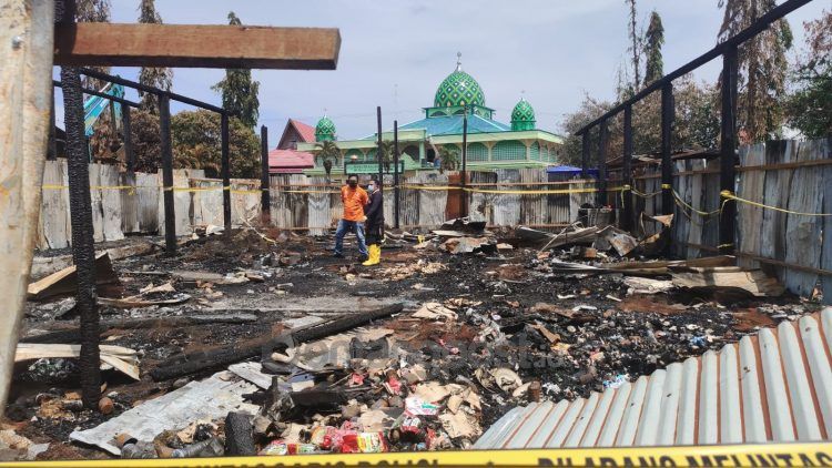 Tim Labfor melakukan olah TKP di lokasi yang diduga awal mula api. (Nasrullah/bontangpost.id)