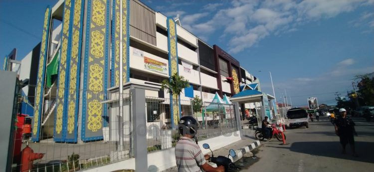 Pedagang di pinggir jalan, diminta mengisi lapak kosong di Pasar Tamrin