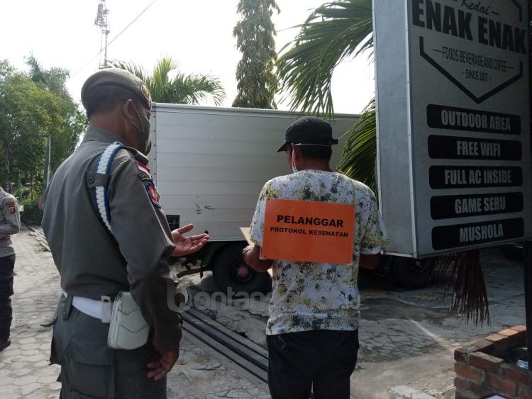 Operasi Yustisi di Jalan Imam Bonjol, Kelurahan Api-Api. (Fiti Wahyuningsih/bontangpost.id)