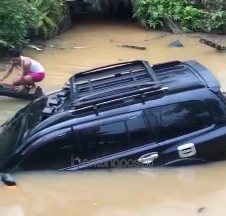 Mobil tercebur di sungai depan rumah warga Jalan Poros Bontang-Sangatta. (foto:Jumiati)