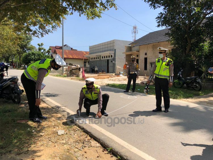 Olah TKP di lokasi kejadian tabrakan maut Jalan Cut Nyak Dien. (Nasrullah/bontangpost.id)