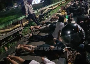 Belasan Remaja di Lapangan Kampung Baru Dihukum Aparat