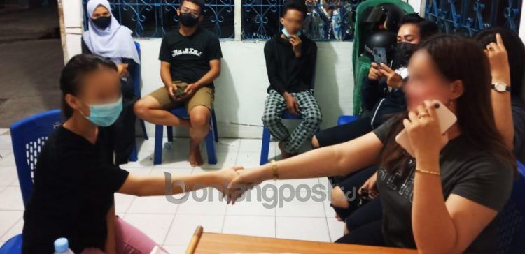 Pelaku (kiri) meminta maaf kepada korban (kanan).