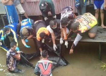 Pria Bertato Ditemukan Mengapung di Sungai