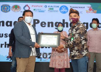 Aktif dalam Perbaikan Lingkungan, Pupuk Kaltim Terima Penghargaan Perusahaan Pemerhati Peduli Sampah