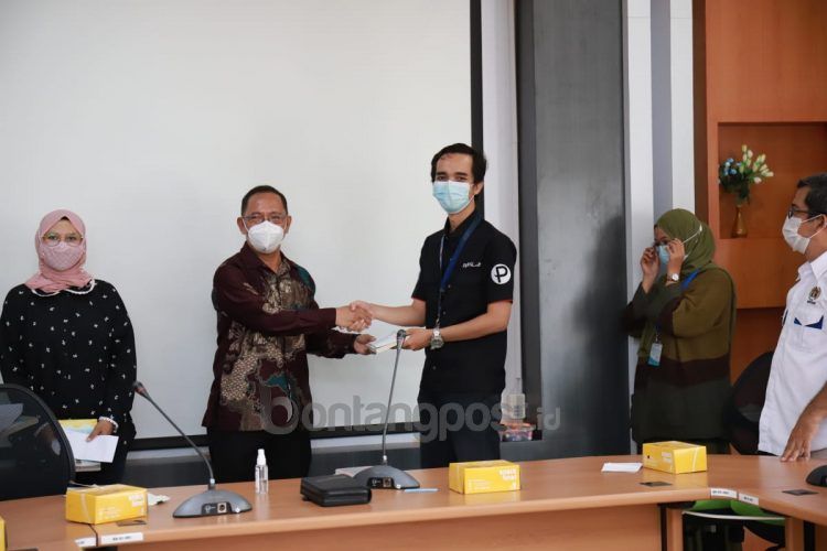 Wartawan Kaltim Post Biro Bontang Adiel Kundhara jadi peserta terbaik dalam UKW tingkat wartawan muda.