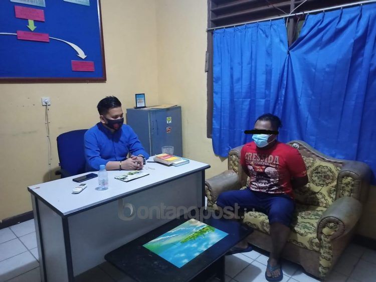 Tersangka ditahan di Polsek Marangkayu.
