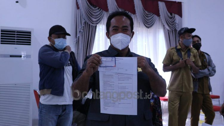 Faisal usai mengikuti vaksinasi tahap kedua. (Fitri Wahyuningsih/bontangpost.id)