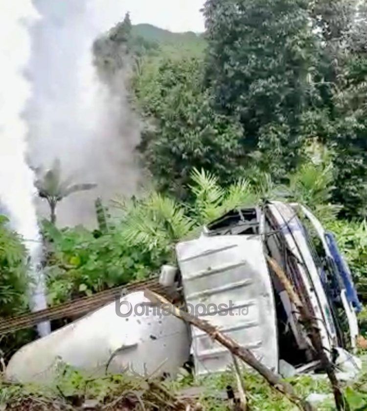 Truk gas Samator yang terguling di Jalan Poros Bontang-Samarinda, mengalami mati mesin saat berada di tanjakan.