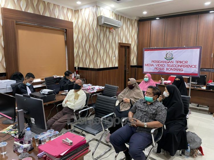 Saksi kasus tipikor dugaan penyalahgunaan LPDB KJKS Halal yang dihadirkan oleh Jaksa Penuntut Umum menyampaikan keterangannya di depan majelis hakim melalui persidangan video telekonferensi.