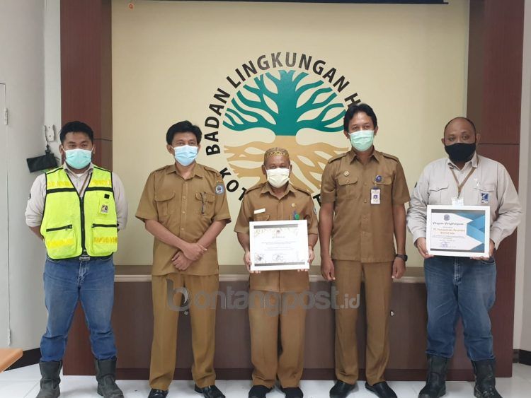 Penerimaan penghargaan dari Kementrian Lingkungan Hidup dan Kehutanan yang diterima langsung oleh CSR Dept Head Pama Indo Agung Dwi (kanan). (Humas Pama Indo)