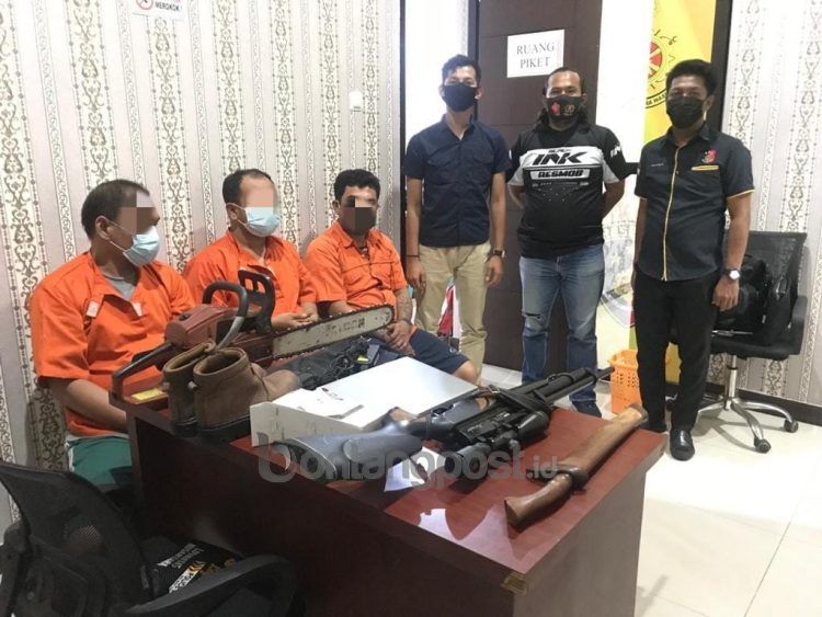 Tersangka dan barang bukti.