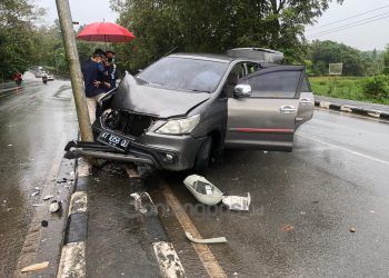 Hindari Kendaraan Lain, Mobil Malah Hantam Tiang LPJU