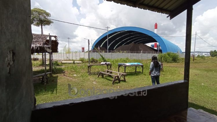 sejak beroperasi, PLTU Teluk Kadere di Bontang Lestari yang berdampingan dengan permukiman RT 15 Loktunggul membuat penyakit ISPA meningkat (Nasrullah/bontangpost.id)