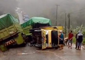 Truk Terguling di Tanjakan Jalan Poros Bontang, Kendaraan Macet hingga 3 Kilometer 3