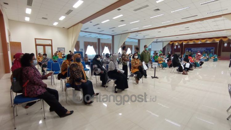 Guru masih menjadi prioritas pada penerimaan dosis kedua. (Fitri Wahyuningsih/bontangpost.id)