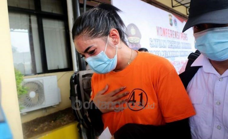 Baru sebulan bebas setelah menjalani masa rehabilitasi, selebgram Millen Cyrus kembali ditangkap polisi.