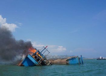 Dua Kapal Pencuri Ikan Berbendera Malaysia Ditenggelamkan