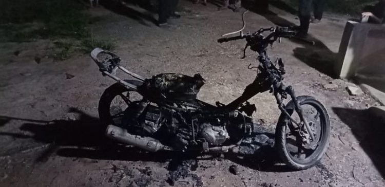 Roda dua yang dibakar.