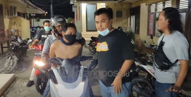 Tersangka saat diringkus Tim Rajawali Polres Bontang dibantu Tim Macan Samarinda dan Tim Burung Hantu Polsek Samarinda Seberang (Foto:Jatanras Polres Bontang)