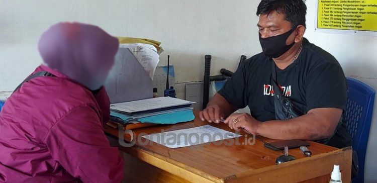 Korban saat membuat laporan di FKPM Pelita.