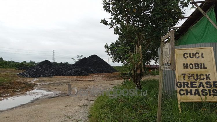 Tumpukan batu bara di Desa Martadinata, Kutim. (Fitri Wahyuningsih)
