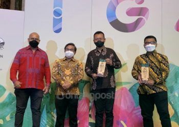 Presiden Direktur PT KNI, Mei Suryawan (dua dari kanan) saat menerima dua penghargaan Indonesia Green Awards 2021, Rabu (7/4/2021). (CSR PT KNI)