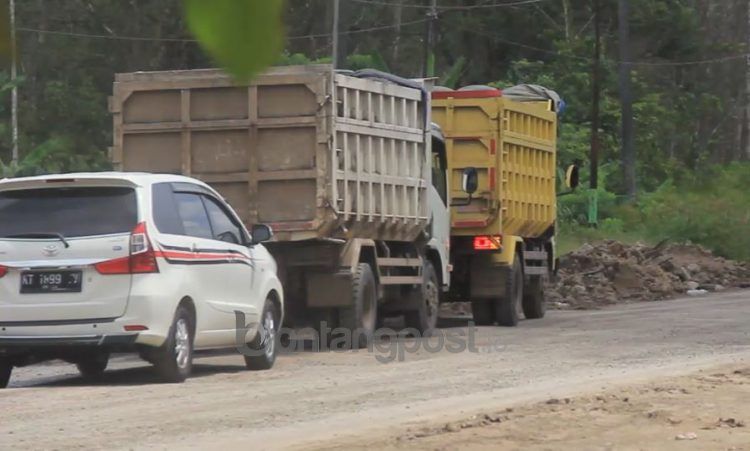 Jalan poros Bontang-Samarinda tepatnya di Tanah Datar mulai mendapat perhatian.
