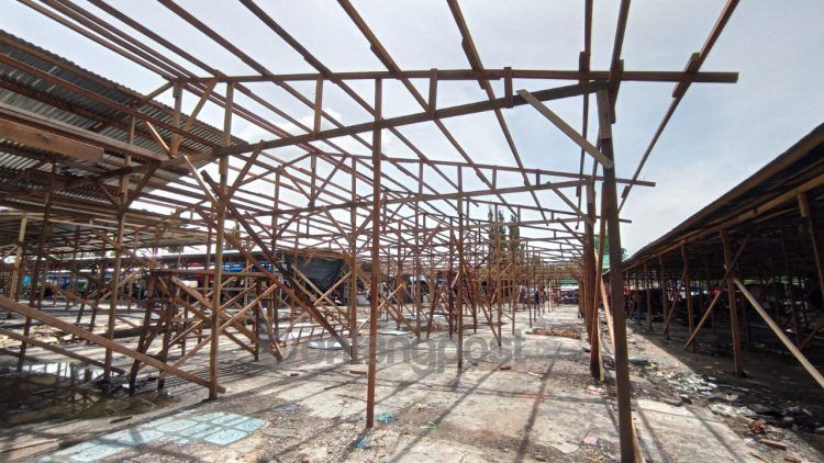 Progres 95 persen tapi pembangunan pasar sementara Citra Mas Loktuan terhenti. Ini terjadi karena marerial berupa seng habis. (Fitri Wahyuningsih/bontangpost.id).