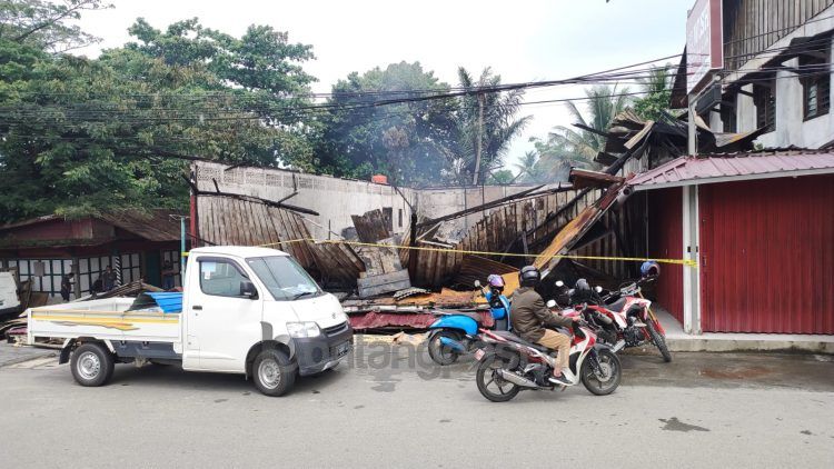 Kebakaran toko roti di bilangan Ahmad Yani nyaris saja ikut menghanguskan toko elektronik di sebelahnya. (Nasrullah/bontangpost.id)