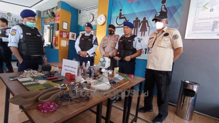 Kepala Lapas Bontang menunjukkan hasil sitaan dari sel tahanan. (Fitri Wahyuningsih/bontangpost.id)