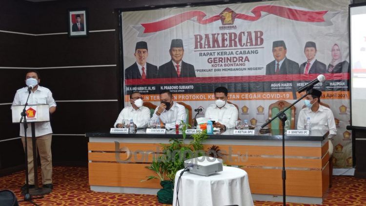 Ketua DPC Gerindra, Agus Haris sampaikan sambutan dalam rakercab Gerindra di Hotel Bintang Sintuk, Bontang. (Fitri Wahyuningsih/bontangpost.id)