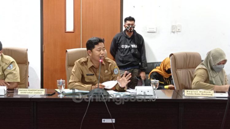 Kasubag Administrasi Wilayah (Adwil) Setda Bontang, M Ihsan kala memaparkan rencana pemekaran wilayah di hadapan Baperpemda DPRD Bontang. (Fitri Wahyuningsih/bontangpost.id)