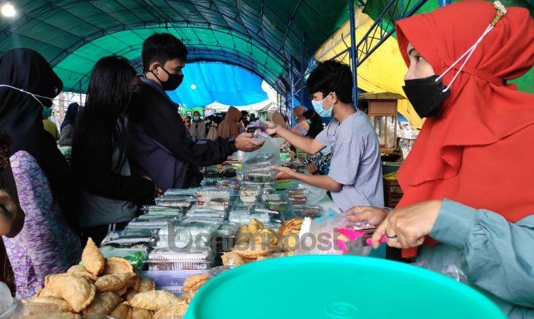 Suasana Pasar Ramadan di depan Pasar Tamrin Rawa Indah. (Nasrullah/bontangpost.id)