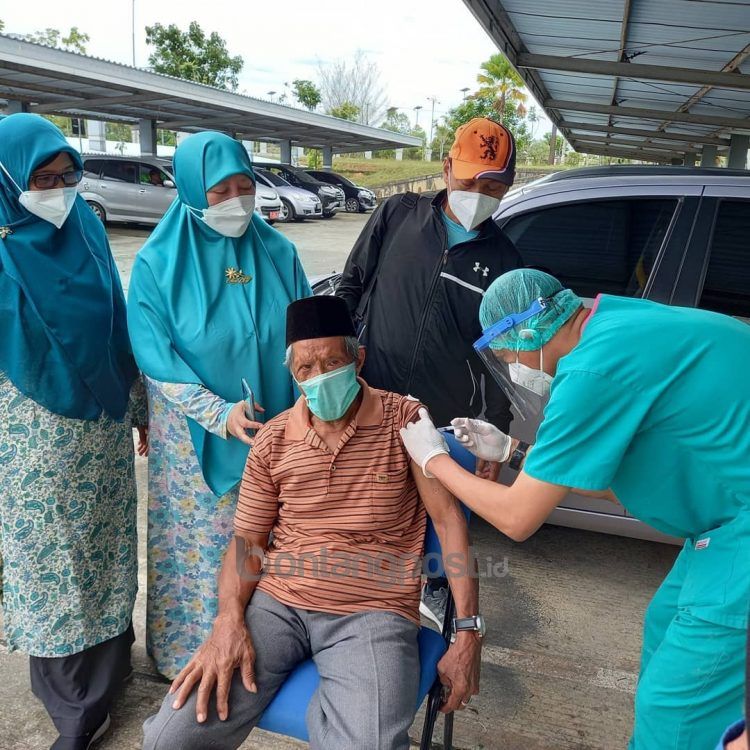 Salah seorang lansia ikut vaksinasi.