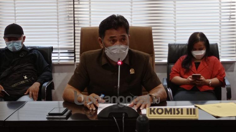 Ketua Komisi III DPRD Bontang, Amir Tosina kala memimpin rapat bersama PUPRK dan Bapelitbang. (Fitri Wahyuningsih/bontangpost.id)