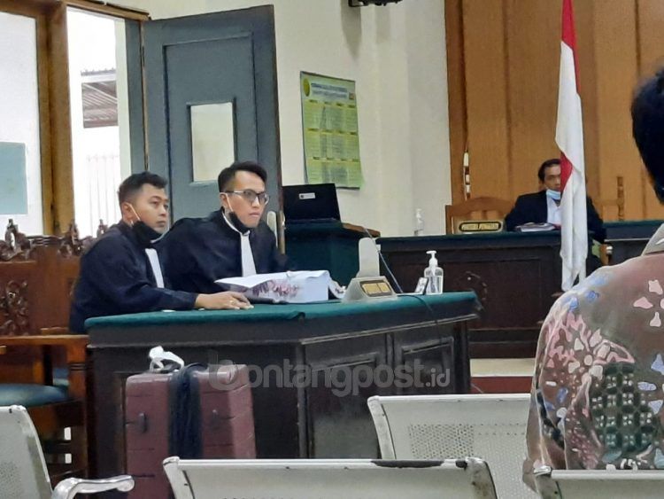 Jaksa Penuntut Umum dari Kejari Bontang mengikuti jalannya persidangan dugaan penyalahgunaan dana bergulir atas nama tersangka Suratman, di Pengadilan Tipikor Samarinda.