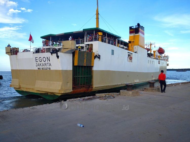 295 penumpang berangkat menggunakan KM Egon dengan tujuan Parepare-Batulicin-Surabaya-Lembar-Waingapu dari Pelabuhan Loktuan, Kamis (22/4) kemarin.
