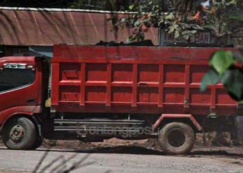 Tiga Jam, 54 Truk Batu Bara Lalu-lalang di Tanah Datar; Dirusak Perusahaan, Diperbaiki Negara