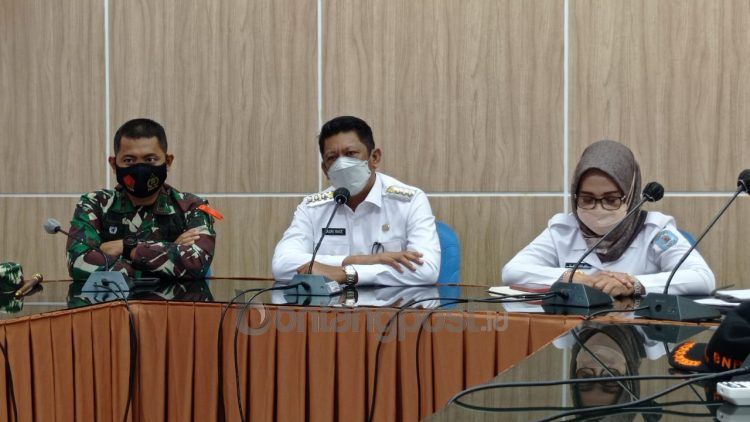 Wali Kota Bontang Basri Rase (tengah) memberikan keterangan pers terkait larangan mudik di kantor Dispopar Bontang. (Fitri Wahyuningsih/bontangpost.id)