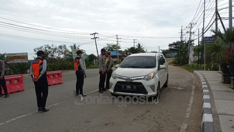 Petugas hanya mencegat kendaraan yang bernomor polisi luar Kaltim. Sisanya pengedara dibiarkan melintas. (Fitri Wahyuningsih/bontangpost.id)