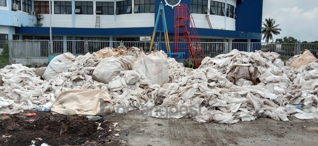 Tumpukan Sampah Karung Kernel Kotori Pelabuhan Loktuan 1