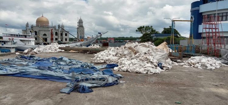 Tumpukan karung kernel di Pelabuhan Loktuan. (Bilhogen untuk bontangpost.id)